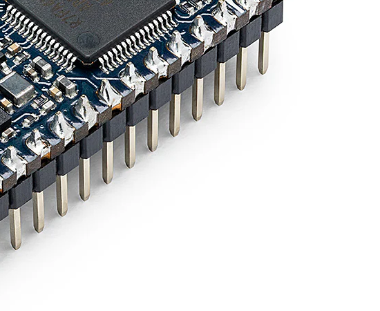 p1202498-Arduino_Nano_R4_goldpin_closeup.png